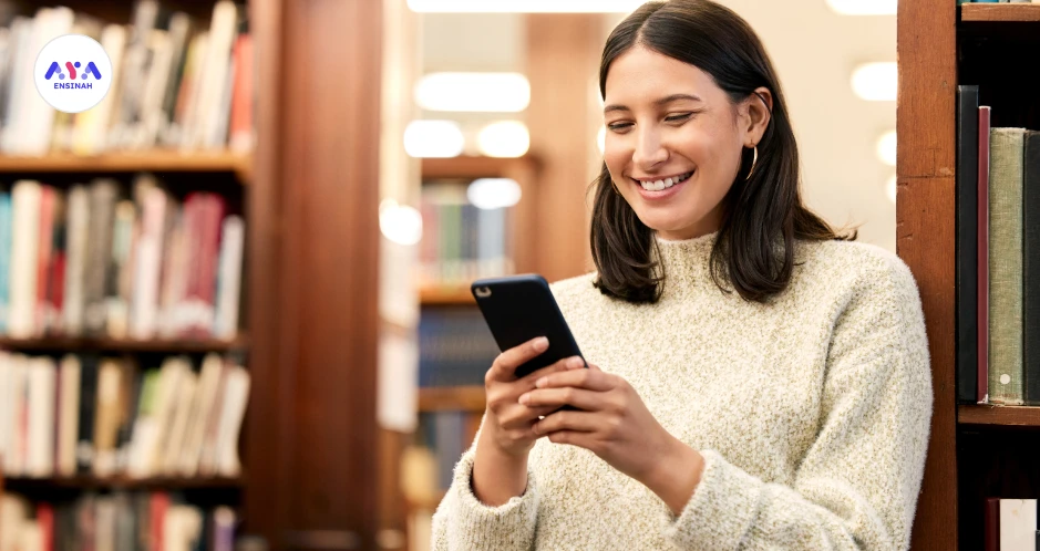 Homem segura celular e acessa seus estudos Aya Ensinah, disponível em alguns planos TIM Ultrafibra