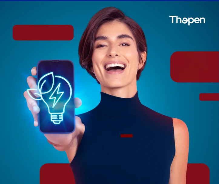 Mulher segurando um celular com uma lâmpada na tela, simbolizando a parceria TIM e Thopen Energia.
